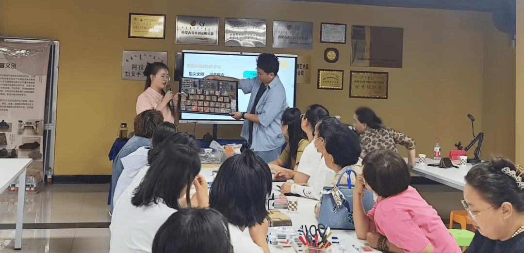 岩画冰箱贴里藏着“就业密码”！阿拉善盟政协这场文化惠民活动传