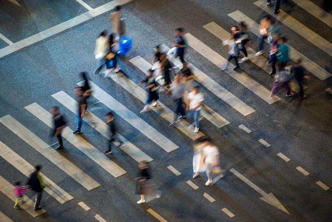 智能化弱电系统女子走路突然转身被“追尾”致骨折获赔7万“安全